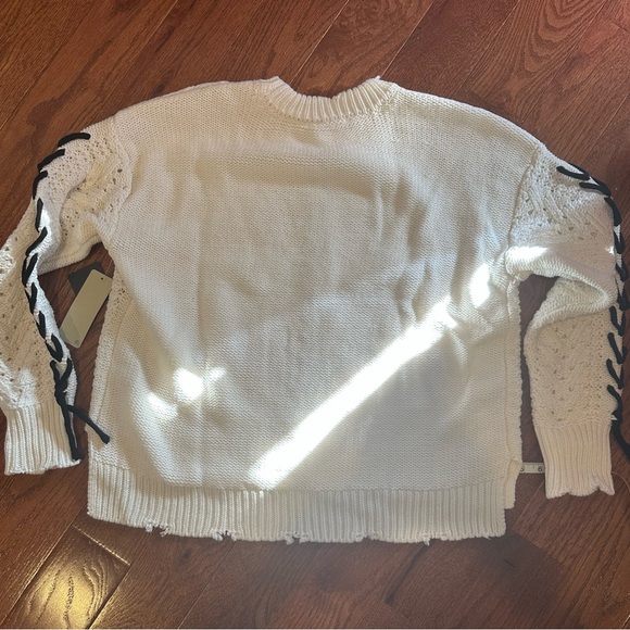 Cable Knit Sweater with laces - Picture 2 of 6